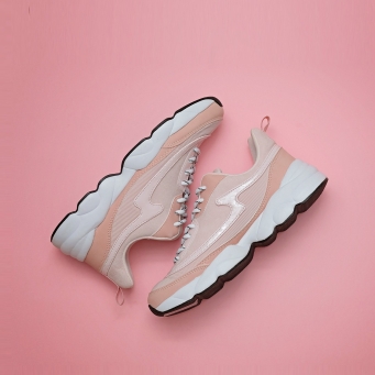 Zapatos deportivos y flotadores