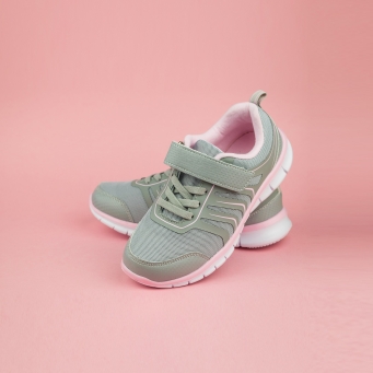 Zapatos deportivos y flotadores